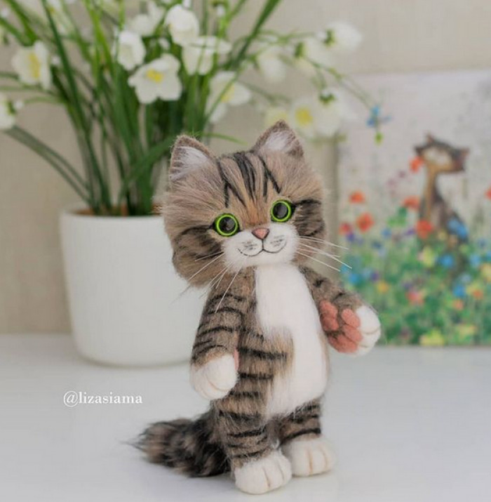 Delektorskaya's cats have the most delicate and exquisite glass-like eyes.