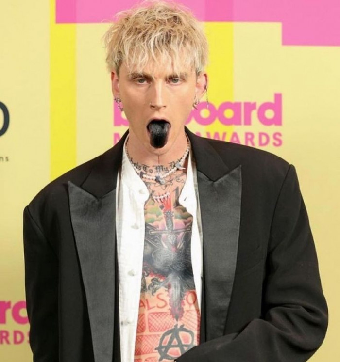 1. Machine Gun Kelly in his suit and his black tongue have arrived