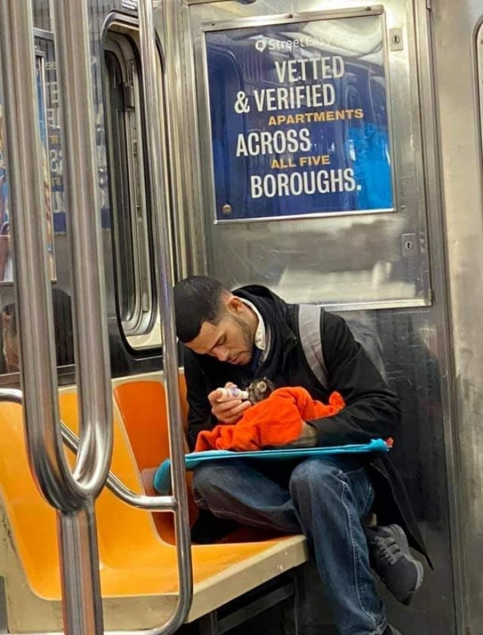 9. Here's a man feeding his kitty in a cute way