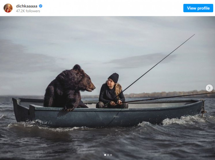 2. Veronika rescued this bear from a safari park. Since then, their friendship has grown so much that they have become inseparable.