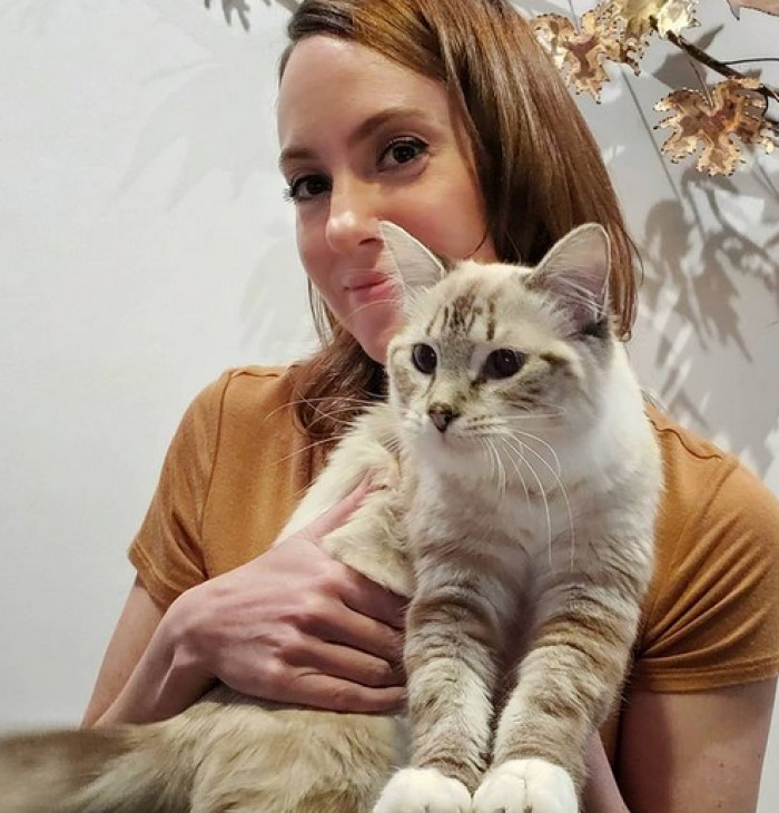 Dinah was adopted by Rebecca Schneider, a session vocalist in Los Angeles, CA. She told Bored Panda: