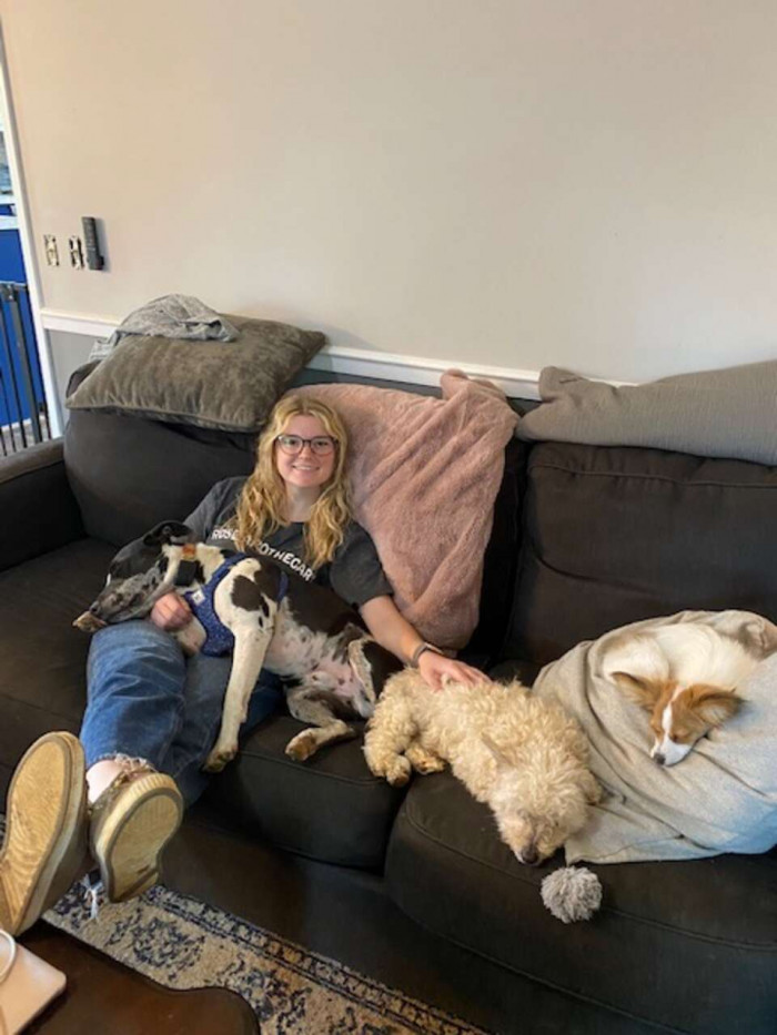 7. The next day, the three of them spent the whole day together. Hagood also posted their photos online, and then the dog's original family contacted her.