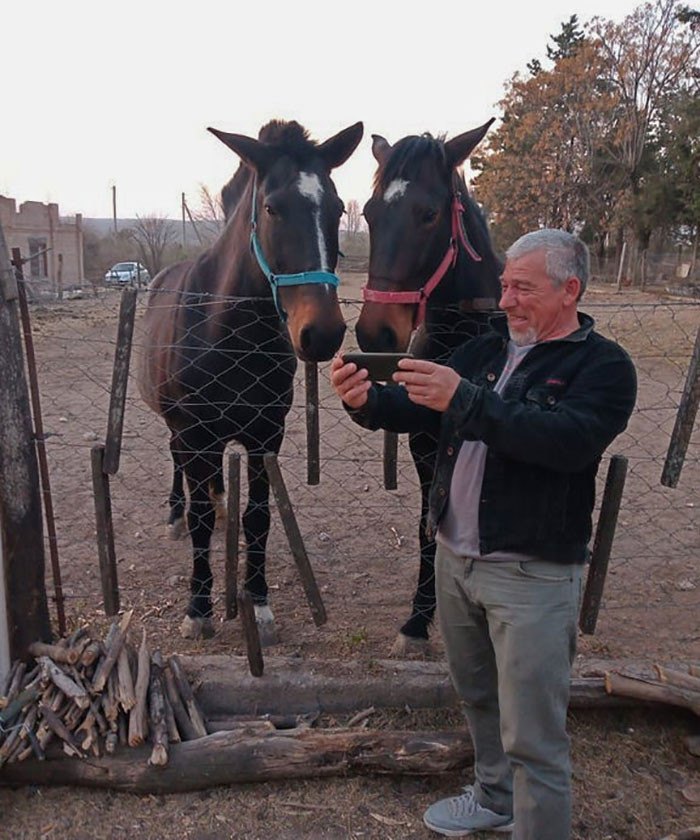 22. My parents just got internet (Bialet Massé) and are showing videos to the neighbors