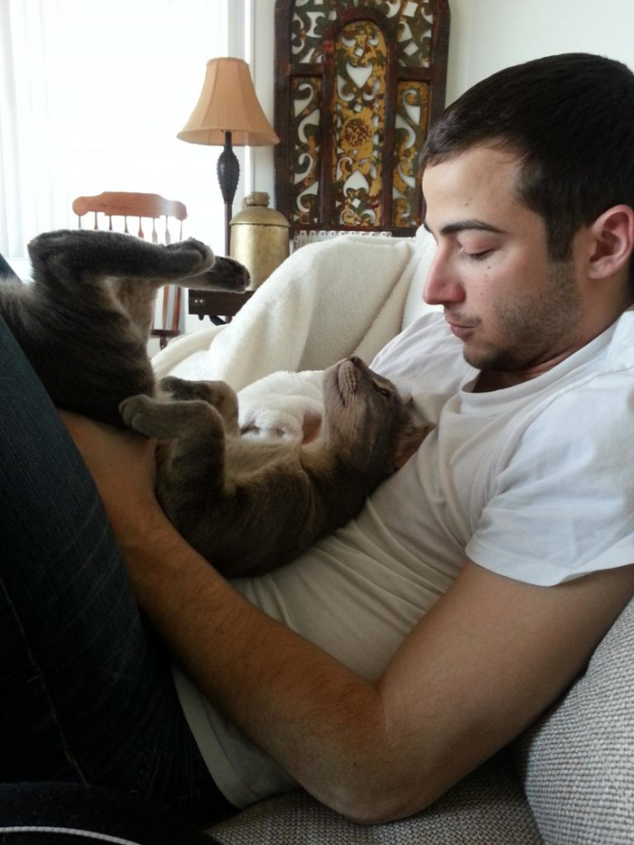 4. “A seriously cute moment between my boyfriend and cat.”