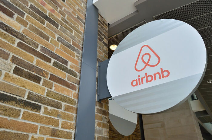 Woman Gets Infuriated When Airbnb Host Asks Her To Do Chores Despite 125 Cleaning Fee 