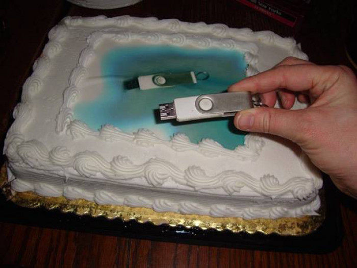 3. A Friend Of Mine Ordered A Picture Cake And Gave The Woman A Thumb Drive With The Picture She Wanted To Use