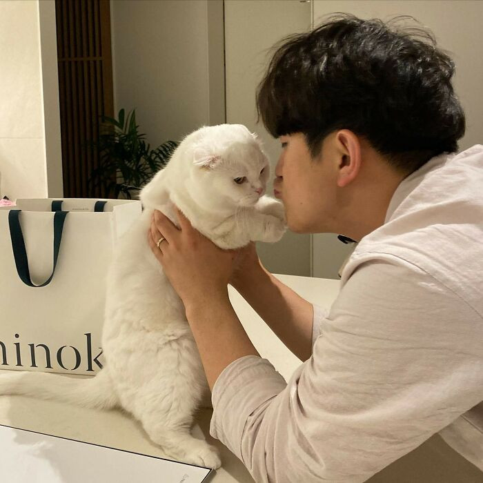 Maybe Muji was just in a bad mood that time. To make up for it, here's a photo of them with Muji actually cooperating.