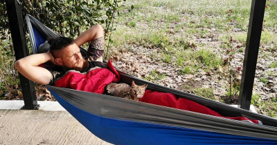 Scottish Man Cycles Across The Globe and Meets a Stray Kitty That Becomes His Friend For Life