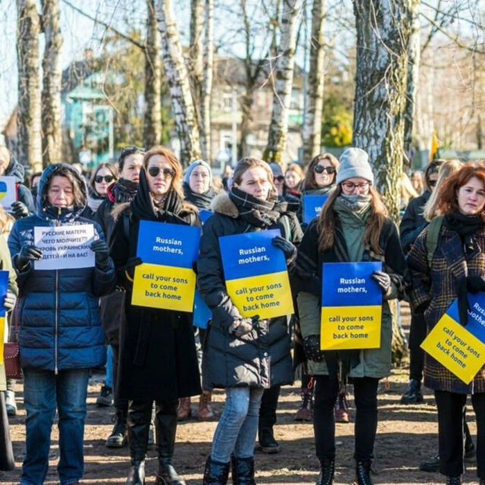35. Lithuanian women are trying to appeal to Russian mothers not to send their children to the massacre