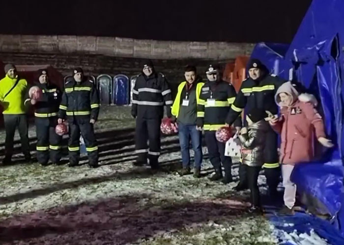 When they learned about the special occasion, the volunteers, alongside local authorities, bought balloons, party hats, a cake, and gifts for the birthday girl.