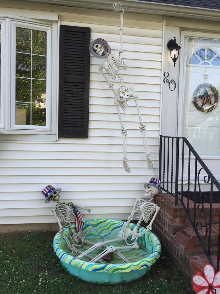 #43 My Neighbors Didn’t Take Down Their Halloween Decorations, But They've Been Adjusting Them For Each Holiday