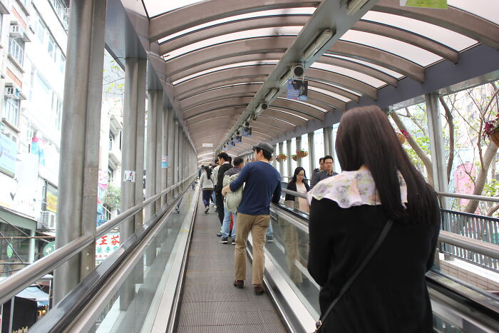 #9 London, UK - In the Tube, Stand on the Right Side of the Escalator
