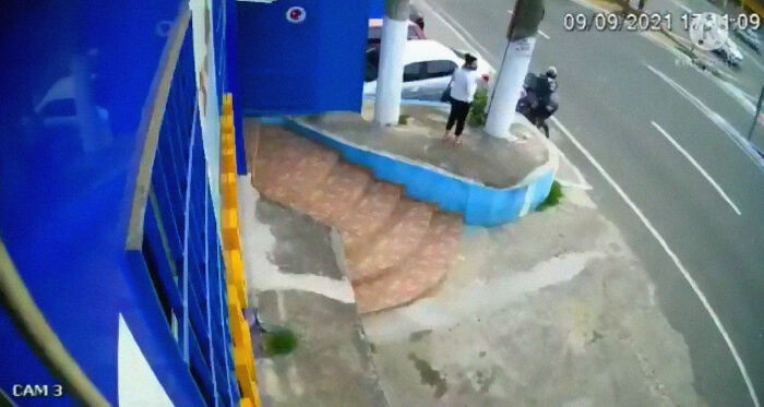 This is a photo captured by the cameras outside of the clinic in Brazil. Soon we will see Amiga approaching.