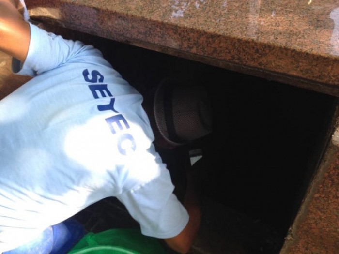 The cemetery obtained permission from the family to open the tomb and contacted a local animal rescue organization for assistance. A team of people was determined to rescue the kitty!