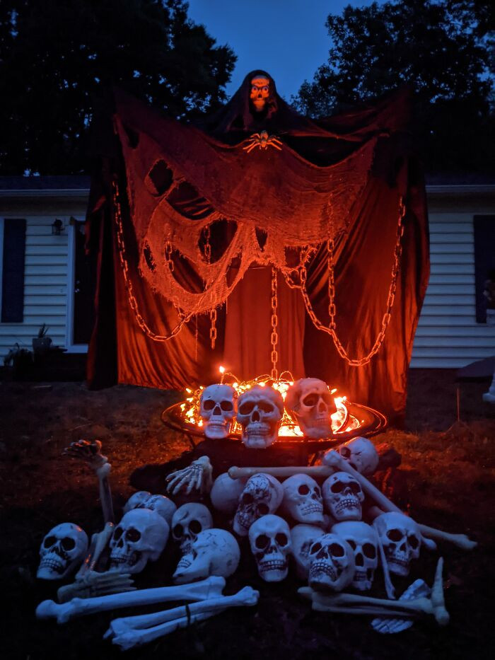 40 Scary And Hilarious Halloween Decorations From This Year