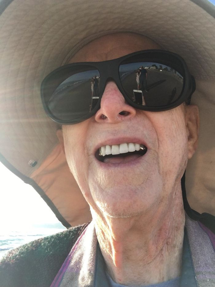 This Sweet Old Man Offered To Take A Picture Of A Couple At The Beach And This Was The End Result