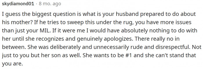 Some Redditors believe that the ball is in the husband's court when it comes to dealing with his mother.