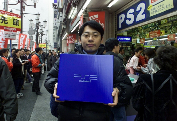 With extraordinary demand during the PS2’s Japanese launch on March 4th, 2000, Sony sold out all one million units in just one weekend, capping off a hectic but ultimately successful launch for the console.