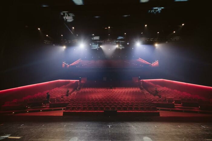 A theater lighting specialist had a gut feeling about a heavy light, placed 20 meters above the ground.