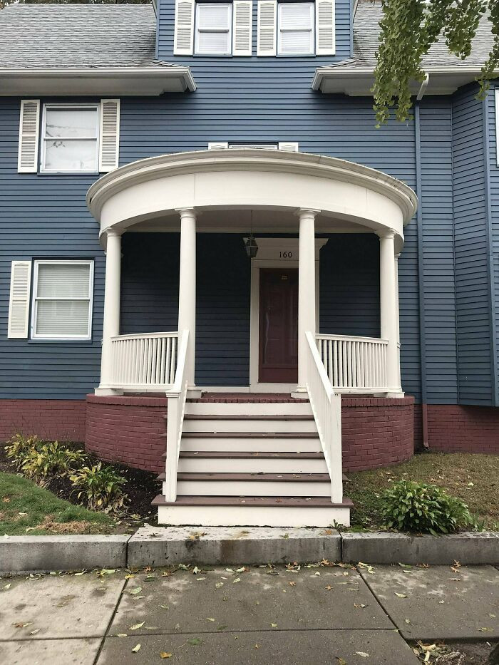 28. Door matching the entrance center.