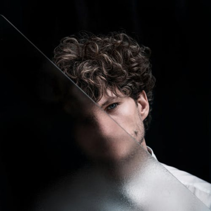 A redditor, from the very beginning, had a guy feeling that something's wrong with an artist who was considered a 