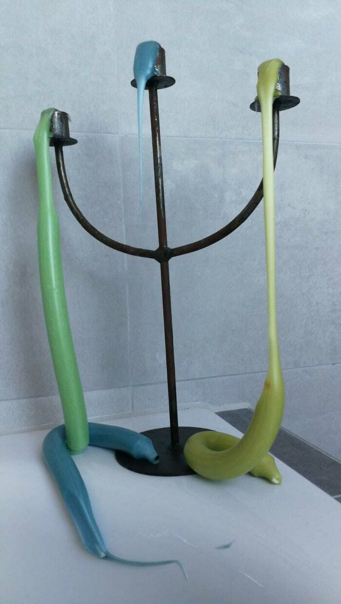 4. The apartment is so hot that the candles are melting.