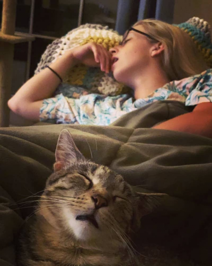 15. "My fiancé and our cat, catching flies. 😼"