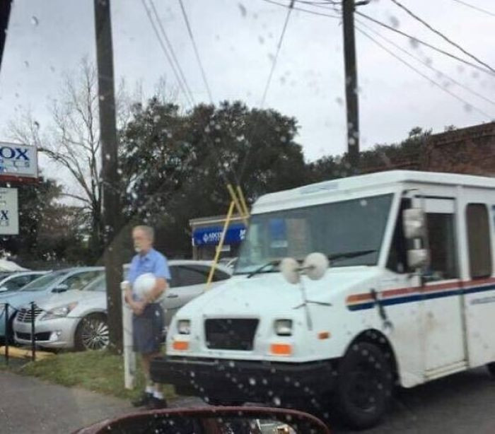 Postman Shows Respect In The Rain For A Funeral Motorcade That Was For A WWII Veteran