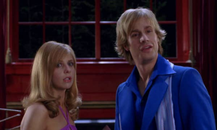 Sarah Michelle Gellar vs. Freddie Prinze Jr. The Buffy the Vampire Slayer protagonist is victorious in the popularity poll.