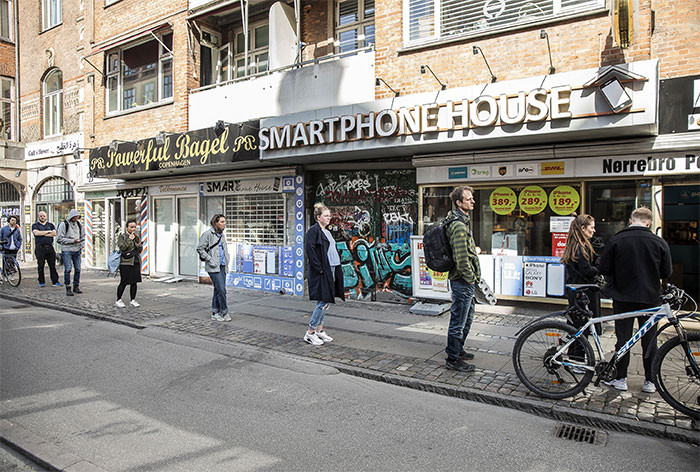 Photo 1 - Wide-angle lens... HUGE GAPS between the people!