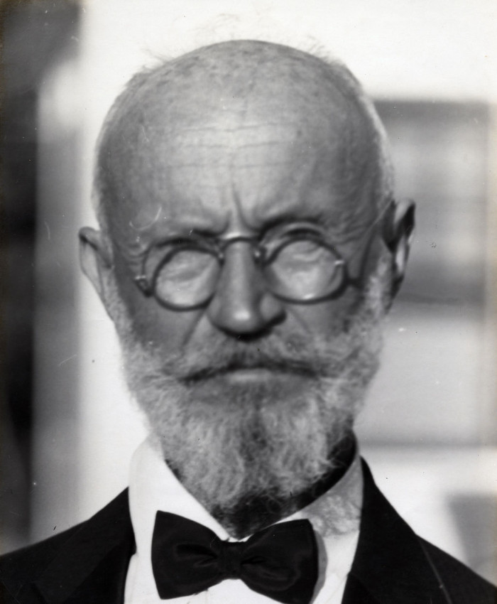 Carl Tanzler - Creepy hospital worker who got so obsessed with a dead patient, he dug her up! 