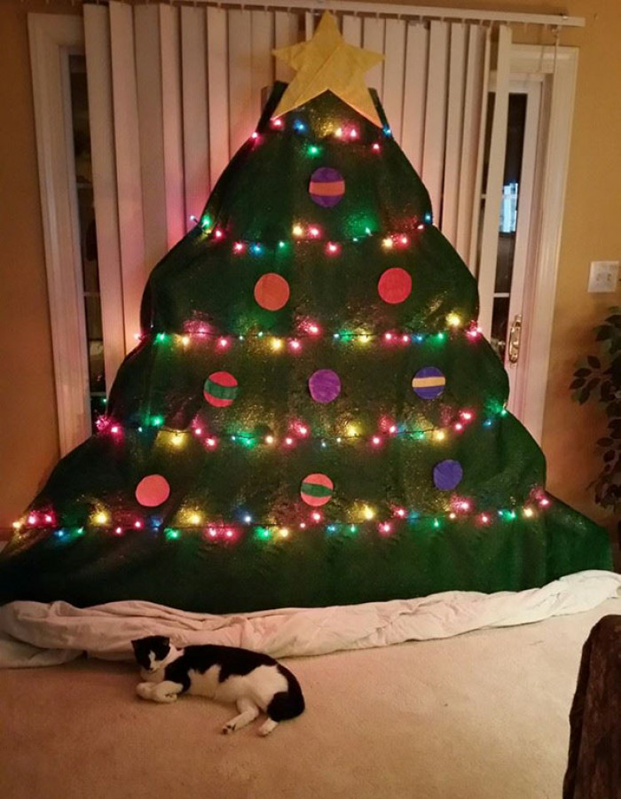 40 Genius Hacks By People Desperate To Protect Their Christmas Trees ...