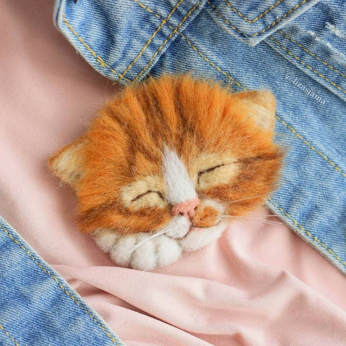 Being able to wear one-of-a-kind felt cat art when you're out and about is most definitely crazy cat person goals, isn't it?