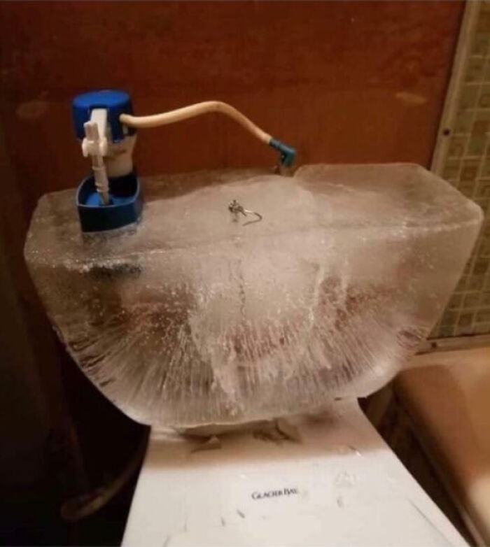 21. An apartment's toilet water tank froze and broke due to the cold.