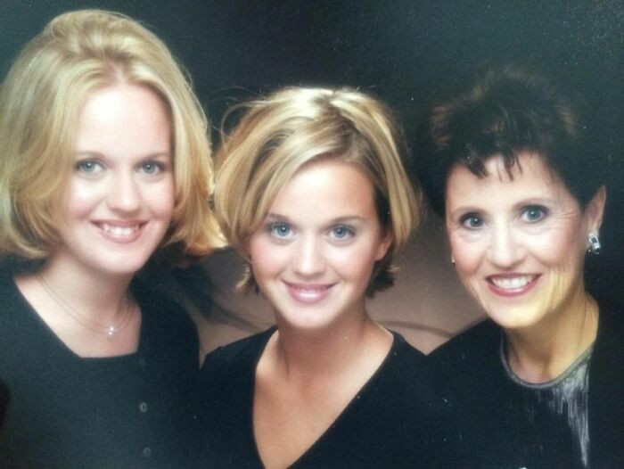 #25 Katy Perry (in the Center) with her mother and sister.