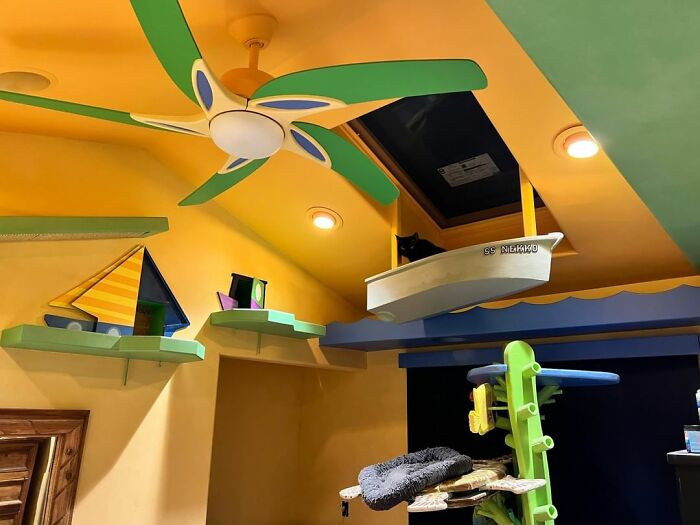 Just look at the amazing decor!