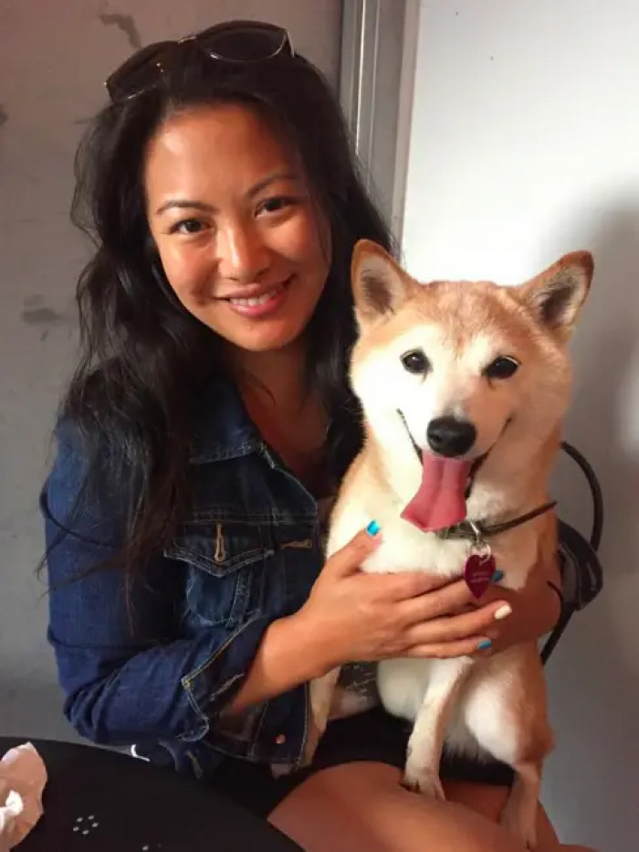 9. A smiling corgi with his favorite hooman