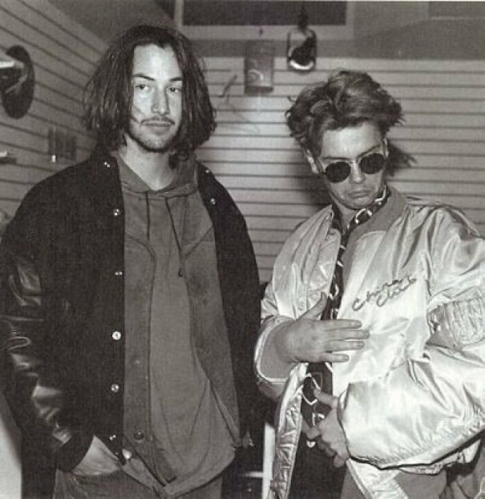 32. River Phoenix celebrating NYE with Keanu Reeves and friends in 1991