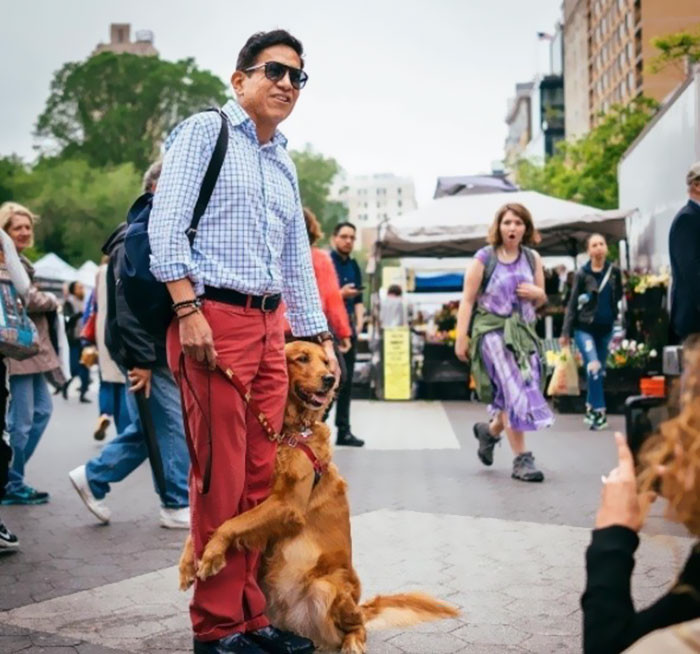 Her owner, 45-year-old Fernandez-Chavez, says: "It’s just not a regular walk; it’s a walk with hugging. A lot of people say she’s made their day… If they had a bad day at work, maybe that’s just what they needed."