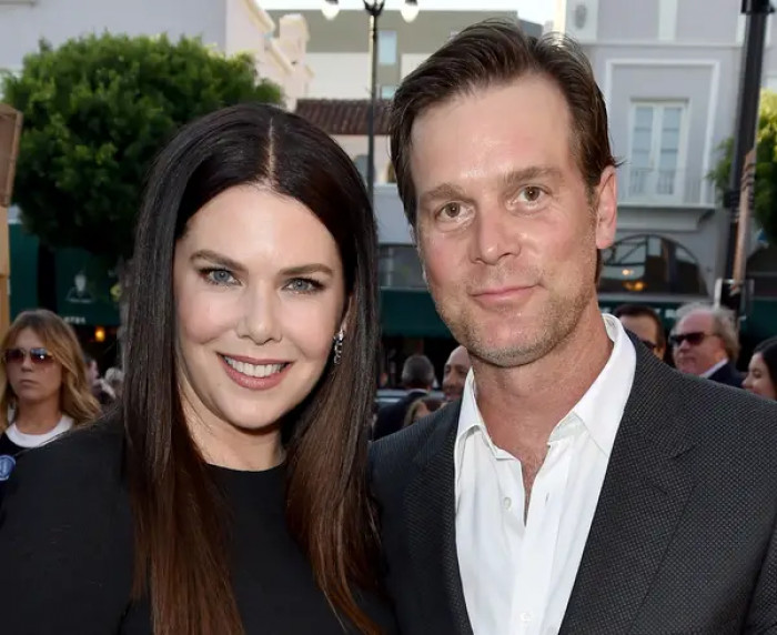 7. Lauren Graham and Peter Krause played brother and sister (Sarah and Adam Braverman) in Parenthood, and the two started to quietly date during the course of the show after years of Peter in the friend zone.