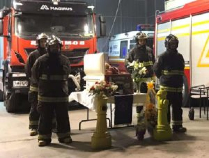 To send their emotional farewell to the beloved canine, the fire department organized an honor guard burial