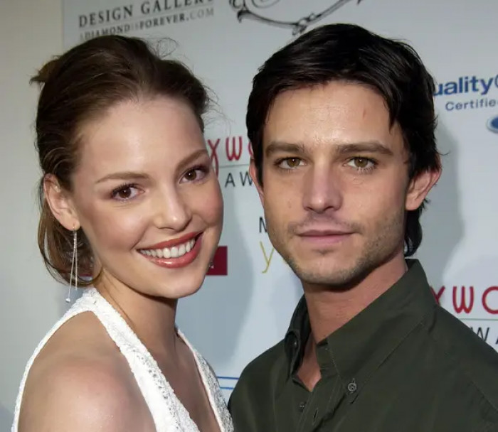 14. Katherine Heigl and Jason Behr played siblings on Roswell and dated after meeting on set.