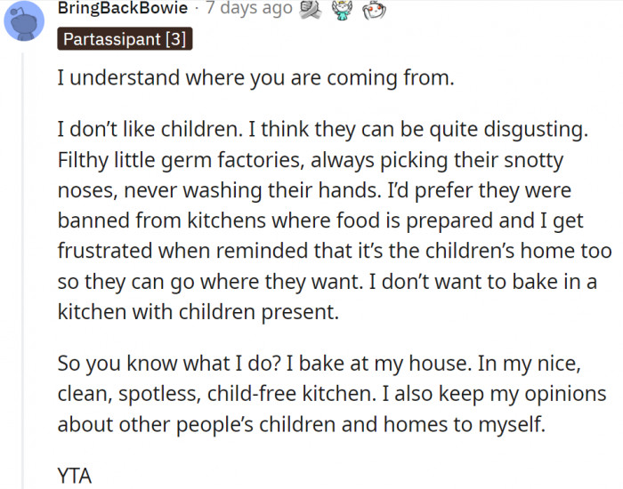 1. Some commenters think that she should bake in her own home if she's too fussy about her sister's dog
