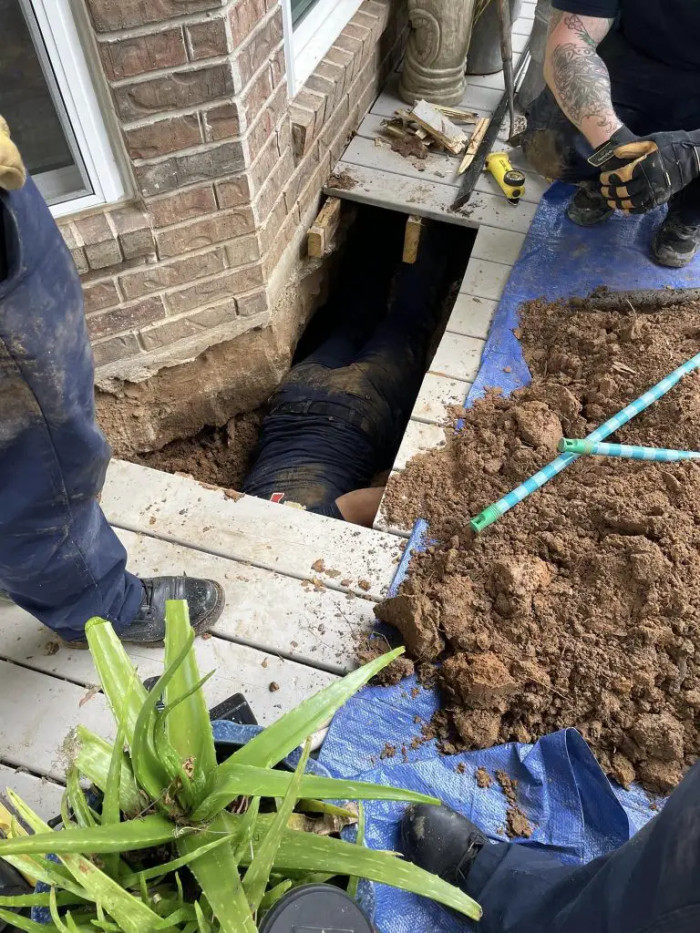 The Mount Pleasant Fire Department in Texas Arrived at the Scene to Discover the Newborn Dog Trapped Under the Shelter of a House Deck