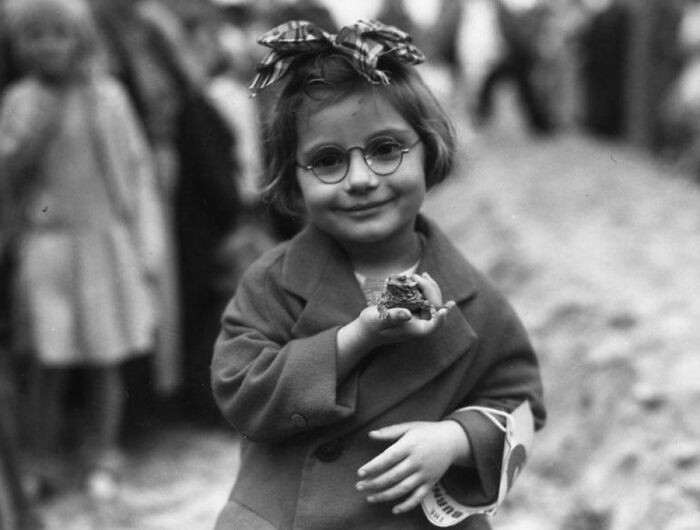 "Little girl and her pet toad at a pet show in Venice Beach, California, 1936."
