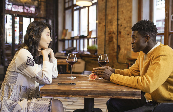 Throning behaviour is not limited to dating