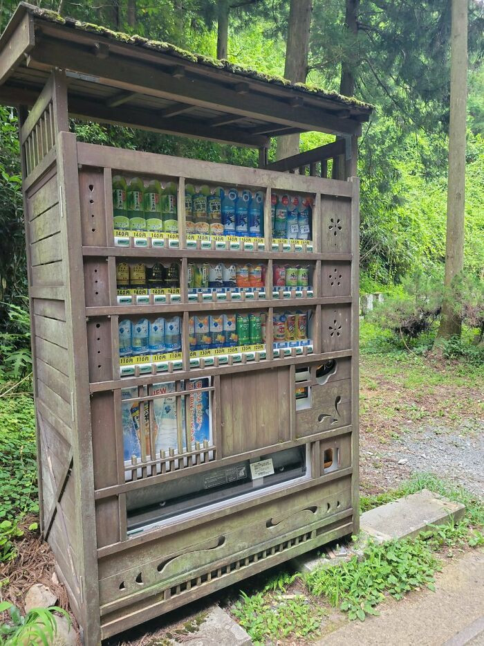 3. Japanese Vending Machines Adapted To The Surroundings