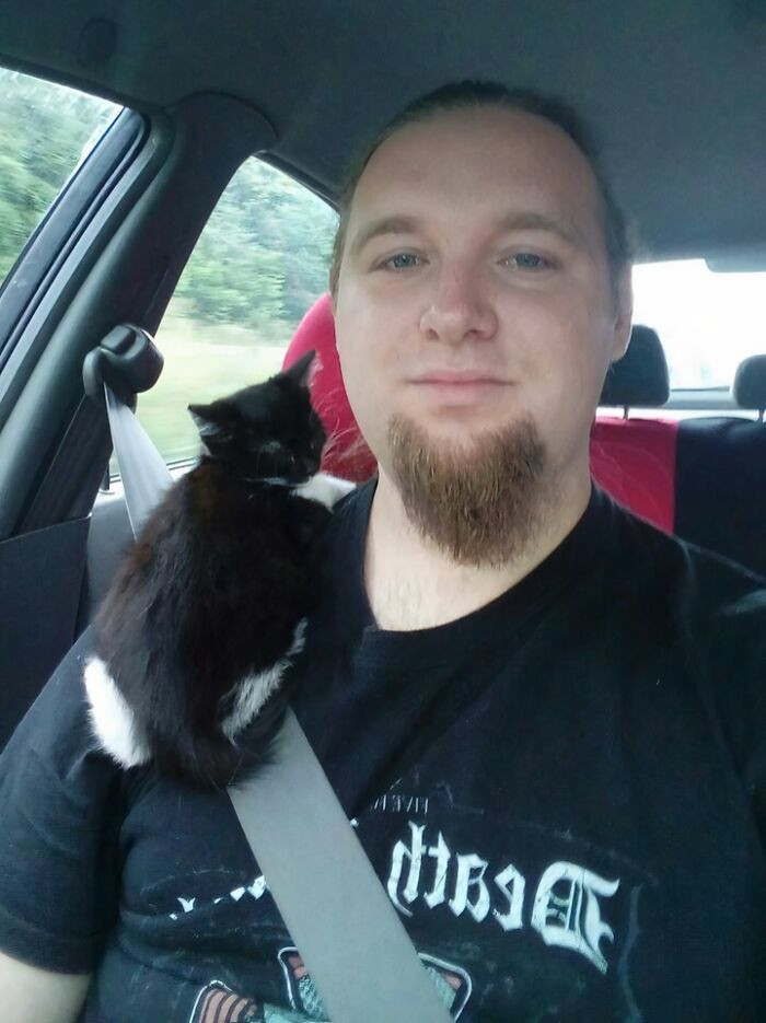 "I Rescued This Littly Beauty, She Drive With Me For 1,5 Hours Like This. I Think She Knows Shes Going To Her Forever Home"