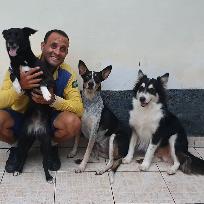 1. Antunes makes making dog friends look easy