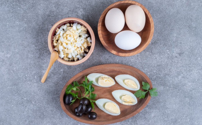 Comparison of duck and chicken eggs, focusing on size and shell differences